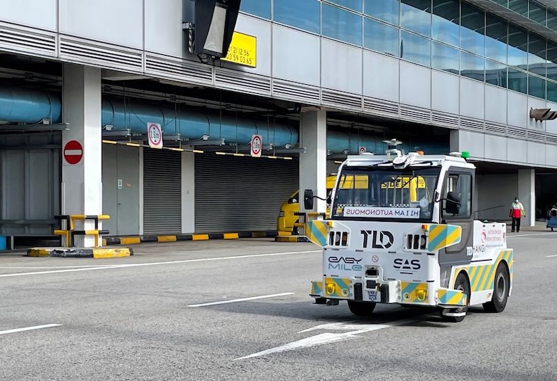 autonomous-tow-tractor-changi-airport-singapore
